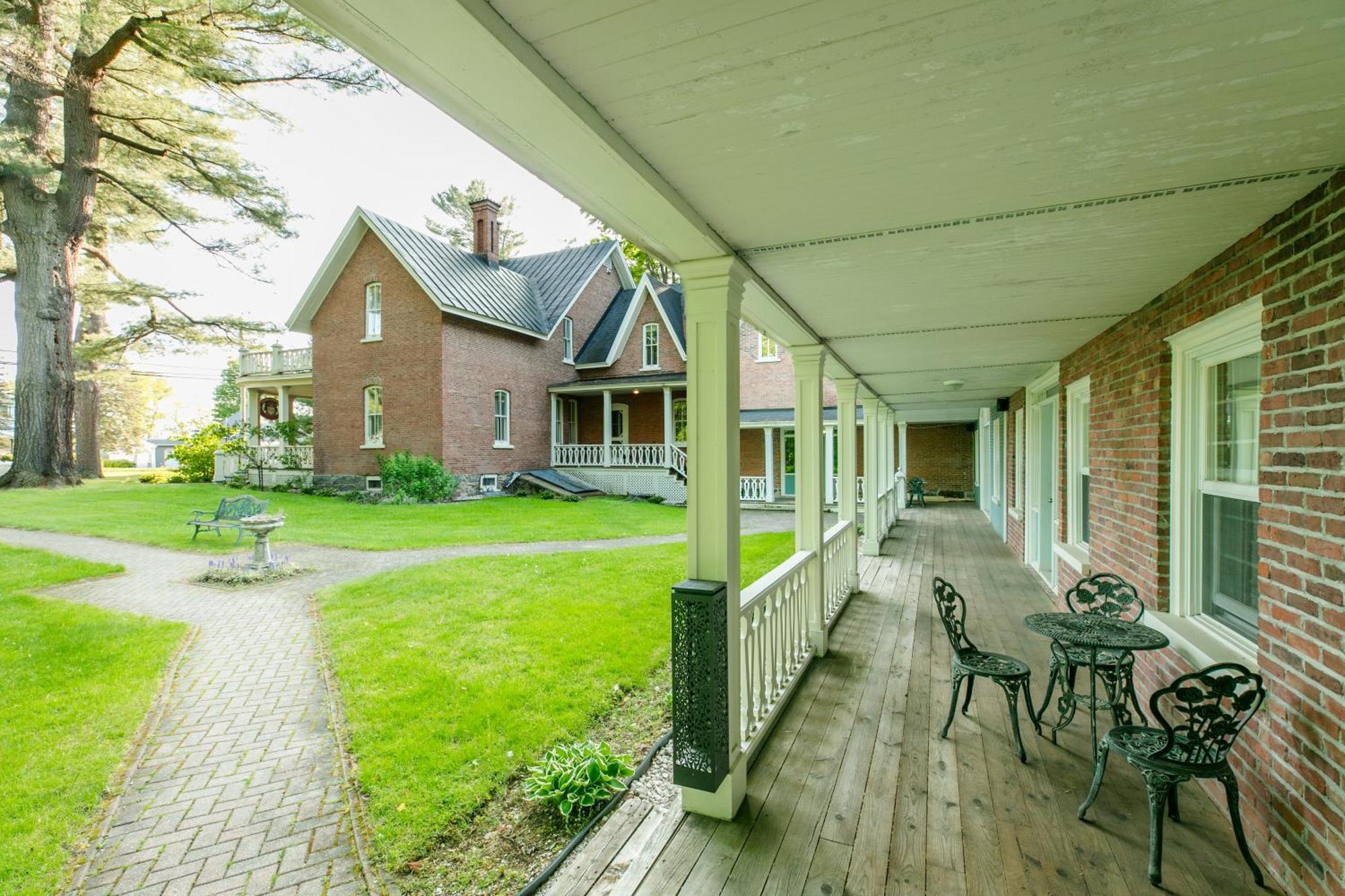 Manoir Sweetsburg Hotel Cowansville Exterior photo