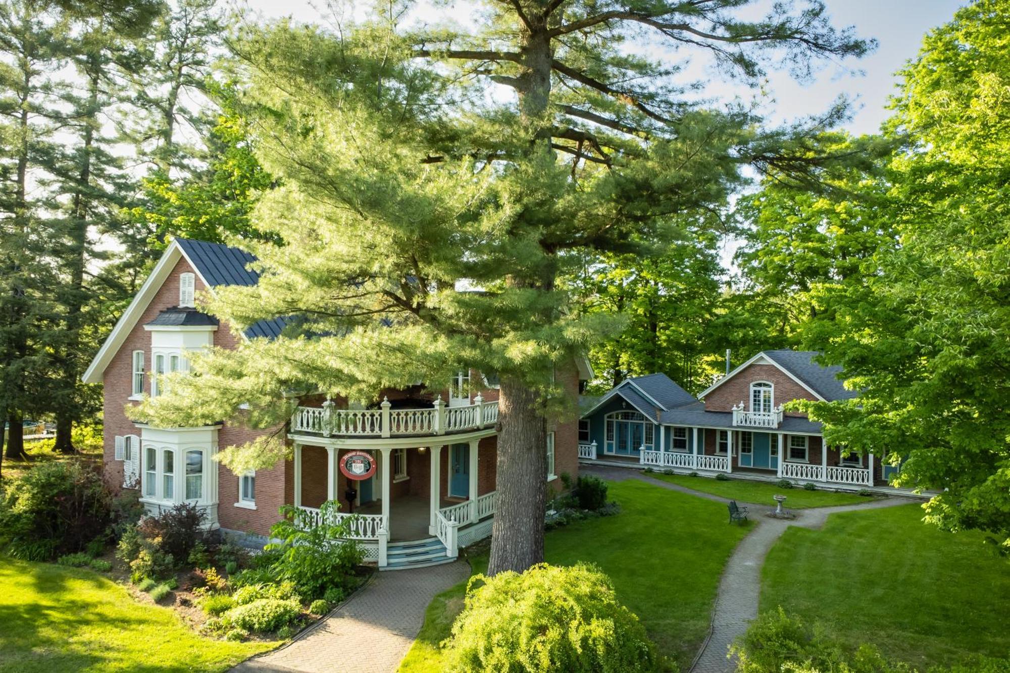 Manoir Sweetsburg Hotel Cowansville Exterior photo