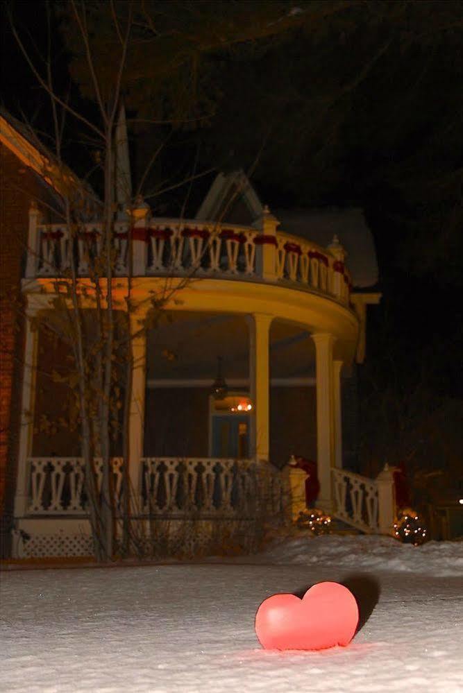 Manoir Sweetsburg Hotel Cowansville Exterior photo